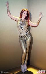 高清图：李玟穿3D浮雕红水晶装拍MV秀傲人曲线