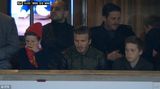 组图：贝帅带儿子们球场观战 与小儿子亲切交谈
