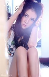 幻灯图：欧阳晶写真大秀身材 再接新戏展美背 