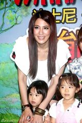 幻灯图：《小熊维尼》台北巡演 许慧欣王仁甫捧场 