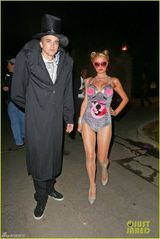 组图：希尔顿模仿麦莉吐舌穿性感熊装