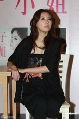 组图：刘心悠为话剧彩排 称难以容忍二奶现象