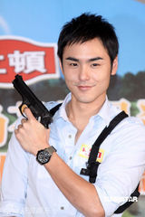 幻灯图：阮经天代言与奶牛共舞 畅谈合作感受无厘头