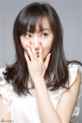 组图：程媛媛拍青春写真活泼可爱