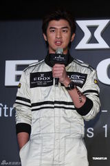 组图：陈柏霖代言变身赛车手 不弃表演望跨足幕后