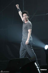 组图：林宥嘉演唱会high翻广州 歌迷热情大喊安可