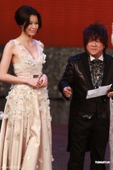 组图：5号朱晨丽获网投最受欢迎大奖 胡杏儿颁奖