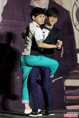 组图：胡夏帅气亮相记者会 现场大跳探戈