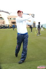 组图：霍震霆曝郭晶晶夫妇预度蜜月