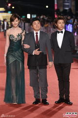 组图：胡瓜欧弟亮相金钟红毯 安心亚蕾丝透酥胸