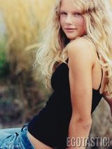 组图：斯威夫特曝青涩旧照 泡面头婴儿肥差异大