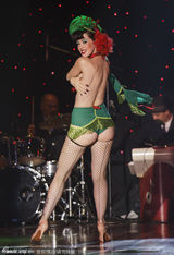 组图：性感SM秀豪乳玉腿引人喷鼻血 卸妆现赘肉