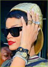 组图：蕾哈娜迷彩T恤秀蛮腰 金色棒球帽抢眼