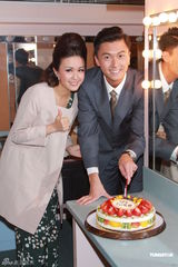 组图：王浩信生日上演舞台剧 女友送旅行箱计划出游