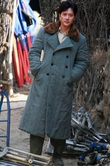 组图：冯绍峰《黄金年代》戏份杀青