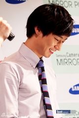 组图：韩星韩孝珠李济勋携手出席电子电影首映式