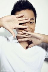 组图：陈昭荣熟男大片曝光 硬汉也走俏皮风