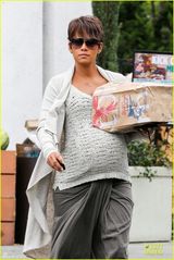 组图：47岁哈利贝瑞挺硕大孕肚亲自开车搬杂物