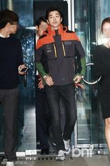 组图：孔侑朴河宣等出席某服饰品牌纪念活动