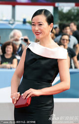 组图：金基德《圣殇》首映 赵敏秀性感长裙秀香肩