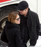 组图：朱莉片场造型干练 和皮特雪地相拥难舍难分