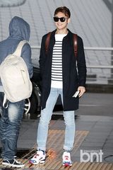 组图：SHINee潮装现身机场赴台参加音乐节目