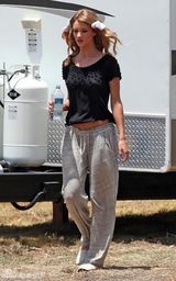 幻灯图集：《变形金刚3》新女星片场休闲不雅姿势