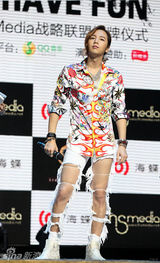 组图：张根硕白色情人节来京 性感裤装抢镜