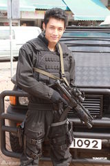 组图：马德钟为《飞虎》拍宣传片 罗仲谦险受伤