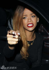 组图：蕾哈娜透视紧身短裙 真空上阵豪放露点