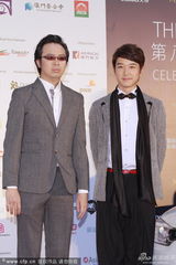 组图：最佳新演员提名蔡瀚亿西装革履现身