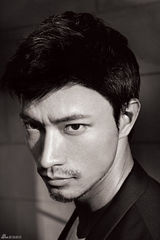 组图：江洋黑白蜕变 双色型男大玩酷感