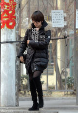 组图：谢楠独自回京吴京司机接送