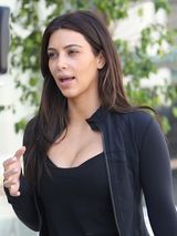 组图：金-卡戴珊现身加州 携友人健身录真人秀