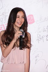 组图：Angelababy粉裙出席商业活动 如邻家小妹