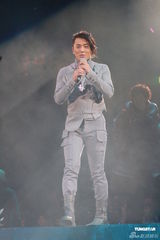 组图：郑伊健开唱秀肌肉与女模热舞 蒙嘉慧现身支持