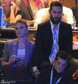 组图：性感女星斯嘉丽与前男友牵手热聊疑旧情复萌