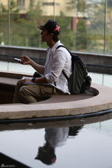 组图：网曝吴尊三亚陪萝莉玩沙显父爱 疑似女儿