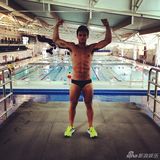 组图：英跳水正太曝海量生活照 秀腹肌吐舌卖萌