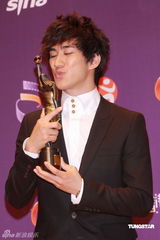 幻灯：香港金像奖后台 李治廷亲吻奖杯难掩欣喜