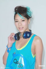 组图：何佩瑜陈静仪拍广告 背心热裤活力上阵