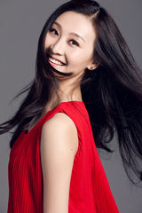 组图：钱璇全新时尚写真 温馨甜美笑容