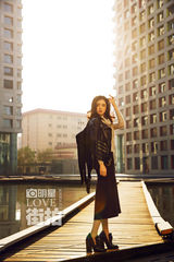 明星爱街拍：蒋欣冬日信步而行 暖阳下幸福洋溢