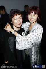 组图：韩星孔孝真严正花等明星出席首尔时装秀