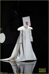 组图：LadyGaGa快速变装 方块头贝壳装露臀抢镜