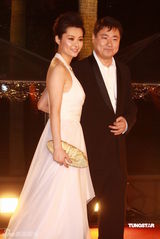 幻灯：香港金像奖颁奖红毯 袁立深V礼服显丰满胸围