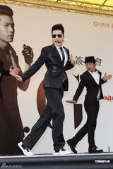 组图：比莉姐护子自曝闪婚周汤豪否认