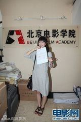 组图：周冬雨素颜北电报到 9日参加军训将住校