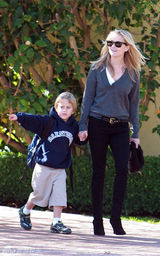 幻灯图集：瑞茜-威瑟斯彭带儿子迪肯外出游玩