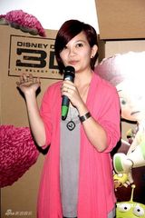 高清图：梁静茹爱心不落人后 陪小朋友看电影